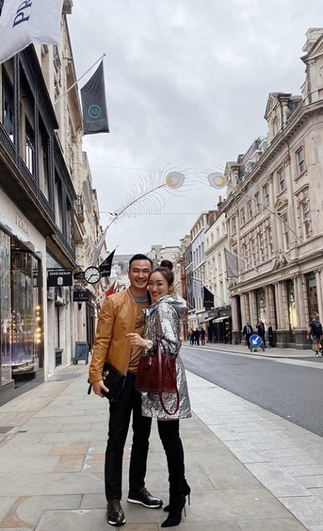 Chi Bảo cùng bạn gái kém 16 tuổi sang châu Âu du lịch. 