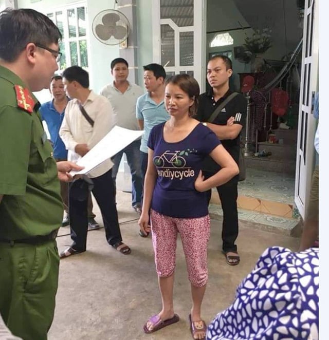 Công an đọc lệnh khởi tố mẹ nữ sinh giao gà Điện Biên.