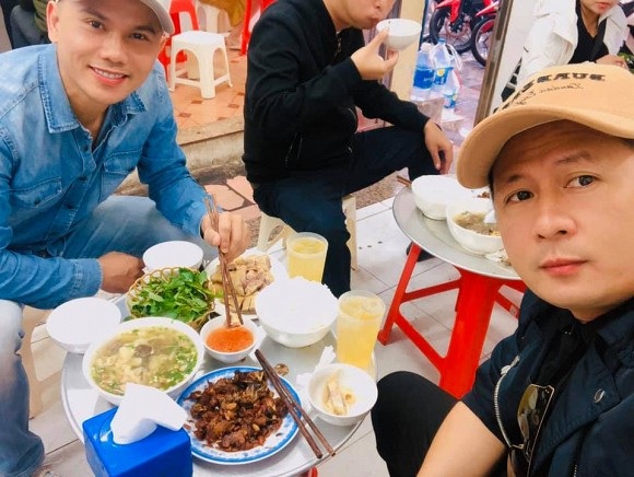 Bằng Kiều đi ăn cùng Tú Dưa ở Hà Nội. 