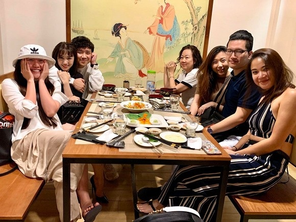 Vợ chồng Trấn Thành đi ăn cùng mẹ và các em.