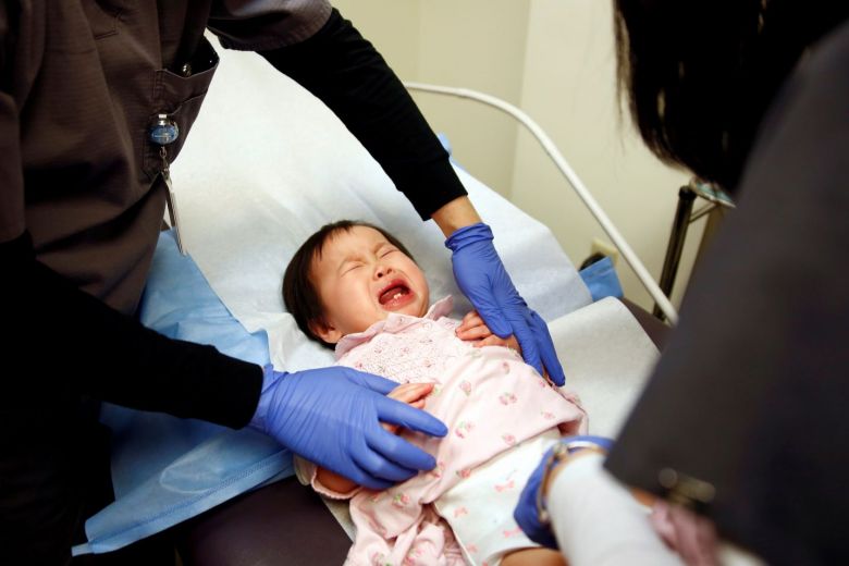 Ảnh minh họa: Một em bé đang được tiêm phòng. Sởi có thể ngăn chặn phòng vắc xin phòng bệnh.