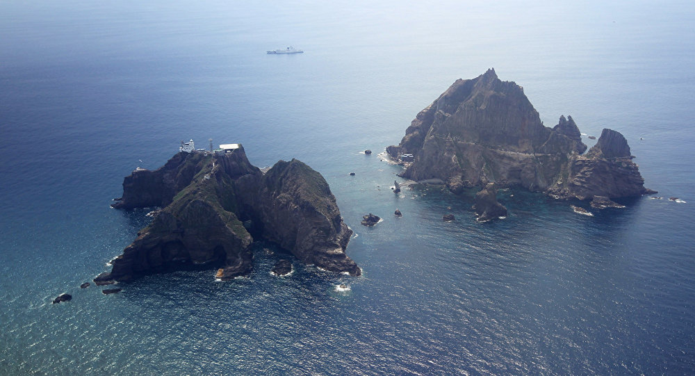 Một máy bay trực thăng của sở cứu hỏa Hàn Quốc đã rơi xuống biển gần đảo tranh chấp với Nhật Bản có tên Dokdo/Takeshime hôm 31/10.