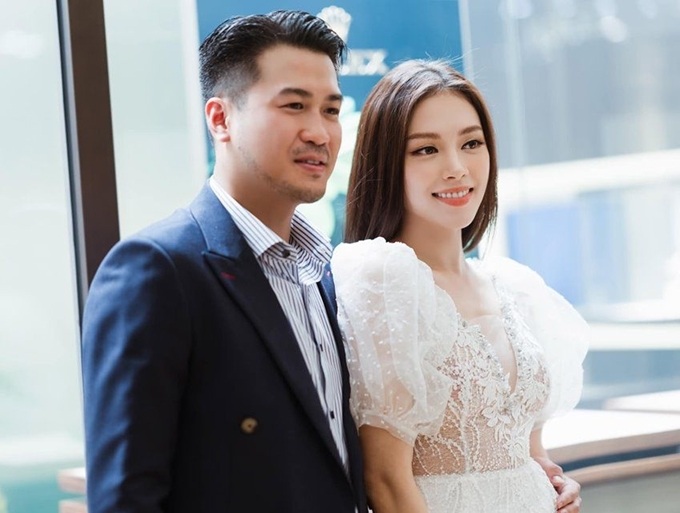 Từ khi công khai chuyện tình cảm với thiếu gia Phillip Nguyễn, Linh Rin và bạn trai thường xuyên công khai tình tứ trên mạng xã hội. Nữ người mẫu chia sẻ: 