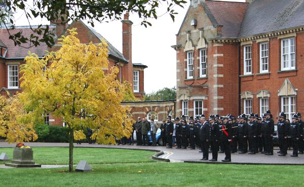 Cảnh sát và cơ quan cứu trợ khẩn cấp ở Essex, Anh đã tổ chức lễ mặc niệm 39 người chết trong container ở Anh