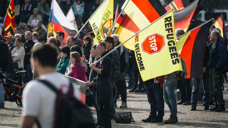 Những người ủng hộ phong trào PEGIDA biểu tình chống người nhập cư ở Dresden năm 2016.