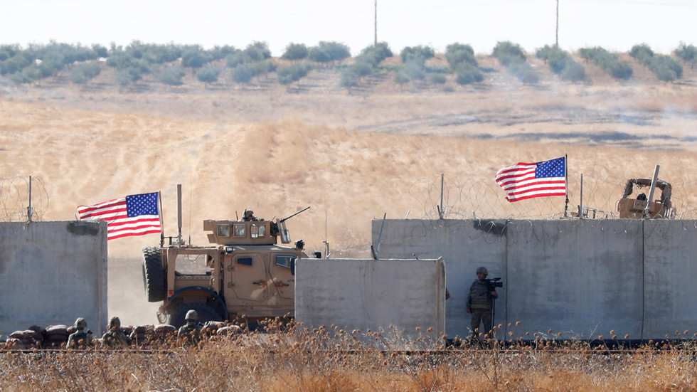 Quân đội Mỹ ở phía sau các bức tường biên giới Thổ Nhĩ Kỳ trong một cuộc tuần tra chung giữa Mỹ và Thổ Nhĩ Kỳ ở miền Bắc Syria.