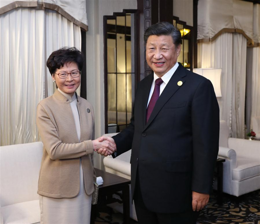 Chủ tịch Trung Quốc Tập Cận Bình gặp Trưởng đặc khu Hong Kong Lâm Trịnh Nguyệt Nga tại Thượng Hải hôm 4/11/2019.