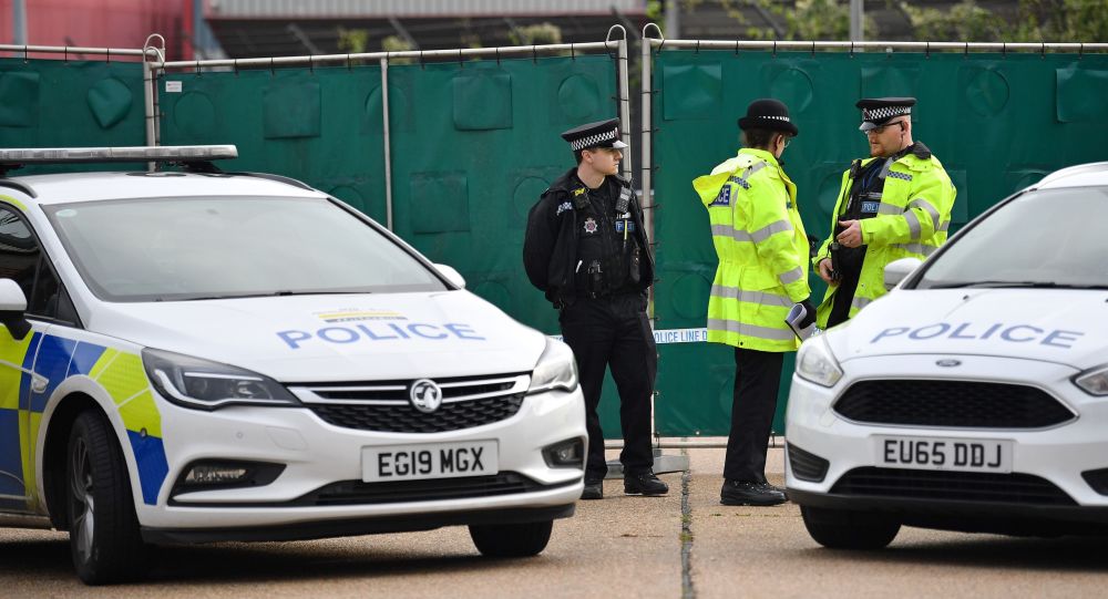 Cảnh sát Anh điều tra tại hiện trường phát hiện 39 người chết trong container.