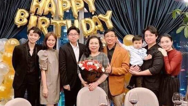 Sau đó không lâu, Hoàng Thùy Linh còn tới dự sinh nhật mẹ Gil Lê. Không chỉ luôn đứng bên cạnh nhau trong buổi tiệc, Hoàng Thùy Linh còn chuẩn bị một bó hoa có dòng chữ 