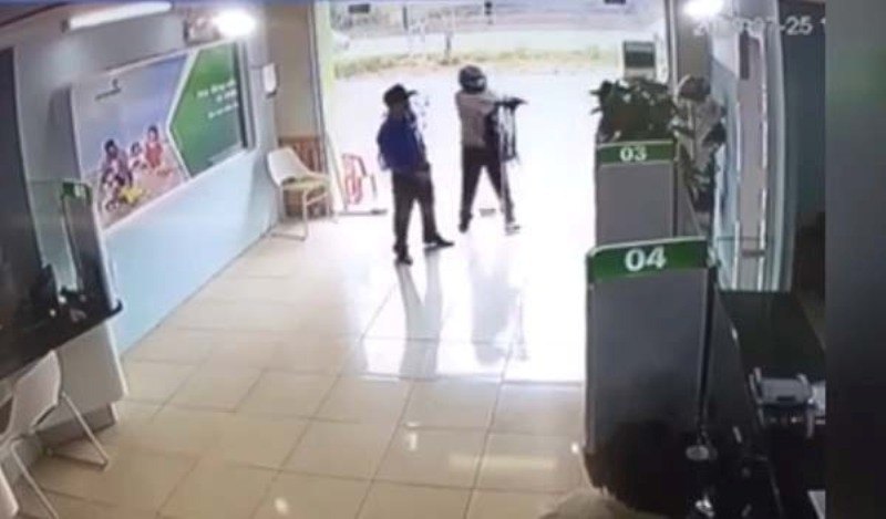 Hình ảnh cựu Trung úy Công an cầm súng xông vào ngân hàng Vietcombank.