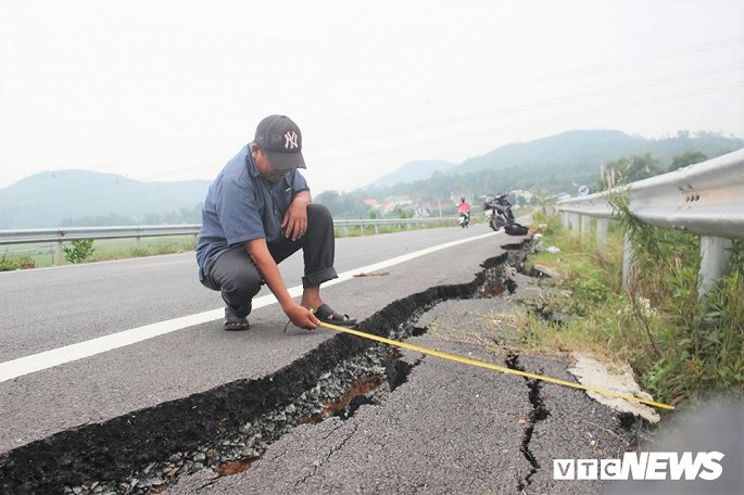 Hình ảnh vết nứt trên cao tốc Đà Nẵng - Quảng Ngãi. (Ảnh: VTC NEWS).