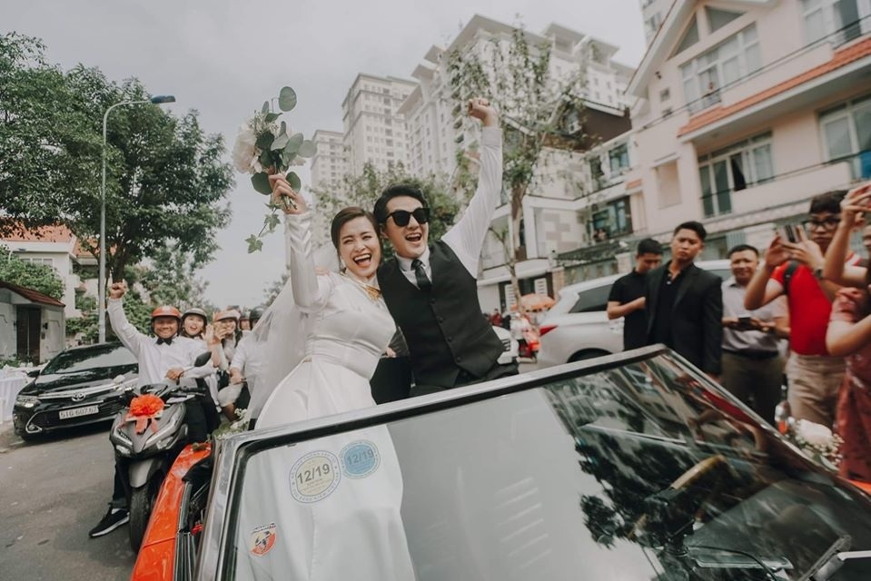 Đám cưới của Đông Nhi - Ông Cao Thắng sẽ diễn ra vào ngày 9/11 tại Phú Quốc với sự tham gia của 500 khách mời. Cặp đôi chơi lớn khi bao toàn bộ vé máy bay, nơi ở… cho khách mời tới chung vui. 