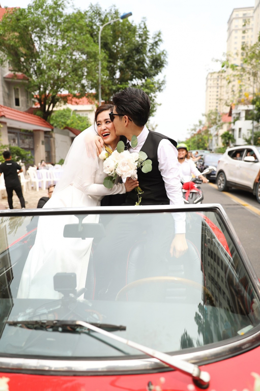 Ông Cao Thắng còn tự tay cầm lái chiếc xe cổ Fiat 124 Sport Spider tới nhà đón dâu. Nam ca sĩ hôn má vợ sắp cưới đầy ngọt ngào khiến người hâm mộ tan chảy. 