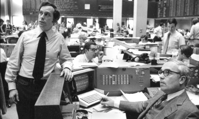 Bloomberg (trái) và John Gutfreund, CEO Salomon tại New York năm 1975. Ảnh: NYT