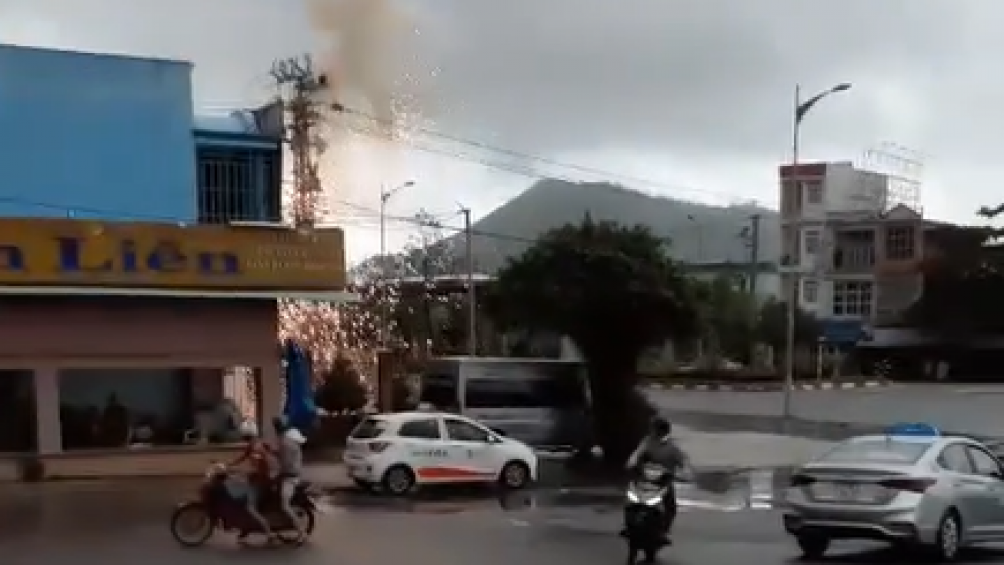 Trụ điện phát nổ kinh hoàng giữa mưa bão số 6 ở Bình Định. (Ảnh cắt từ clip).