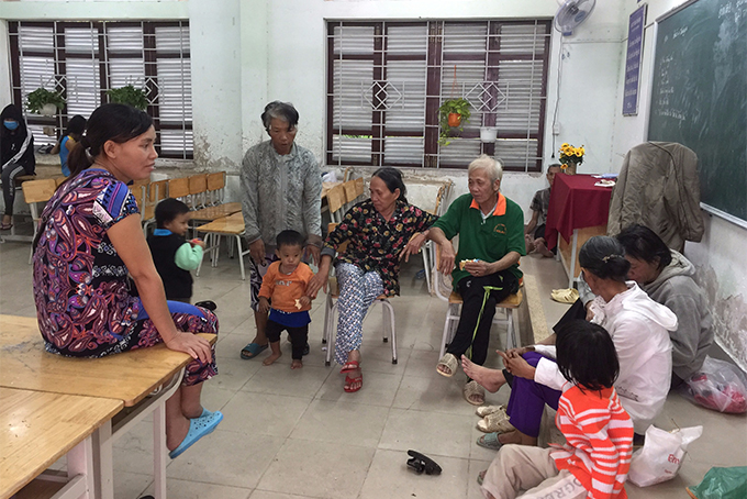 Người dân TP Nha Trang (Khánh Hòa) vào trường học trú bão số 6. (Ảnh: Báo Khánh Hòa).