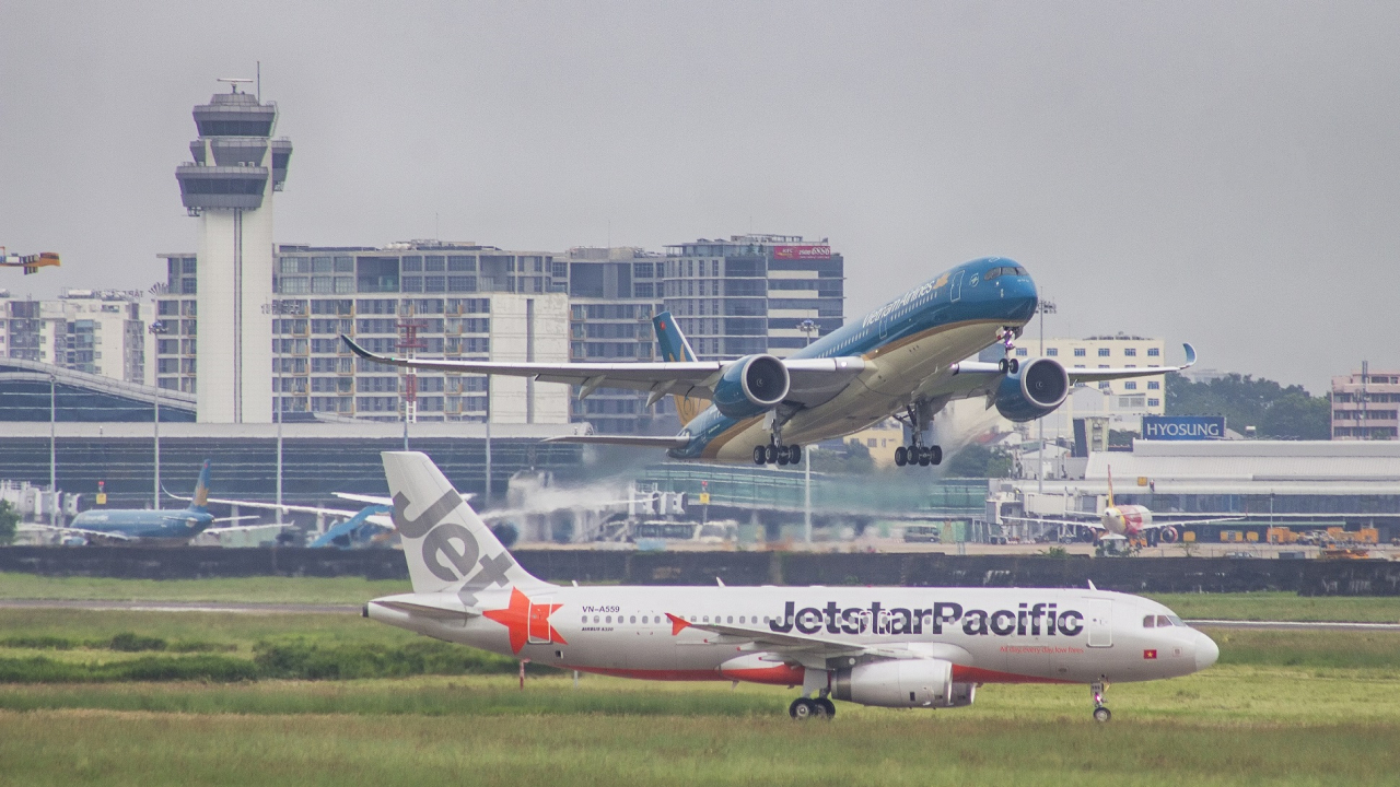 Nhiều chuyến bay của Vietnam Airline và Jetstar phải hủy bỏ do ảnh hưởng của bão số 6.