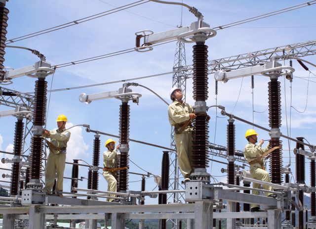 Nhu cầu về điện phục vụ sinh hoạt, sản xuất ở nước ta đang tăng cao. (Ảnh: EVN).