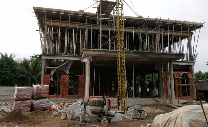 Nhà nghỉ nội bộ Tỉnh ủy Cà Mau trị giá hơn 39 tỷ đang được xây dựng. (Ảnh: Thời Đại).