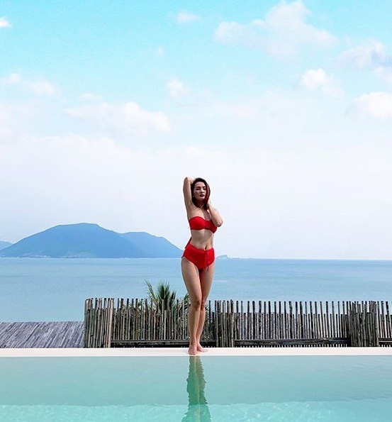 Bảo Thanh khoe eo thon với bikini khi đi nghỉ dưỡng ở Côn Đảo. 