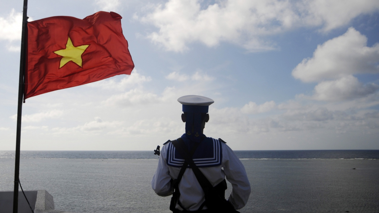 Một chiến sĩ Hải quân Việt Nam đang canh giữ biển.