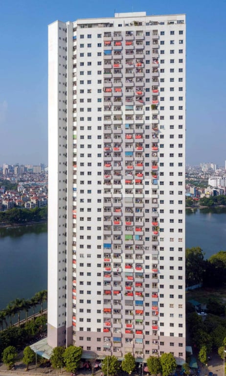 Hình ảnh tòa nhà VP6 Linh Đàm rực đỏ băng rôn.