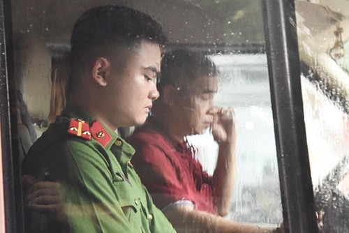 Tài xế xe đưa đón học sinh Doãn Qúy Phiến trong buổi thực nghiệm hiện trường.