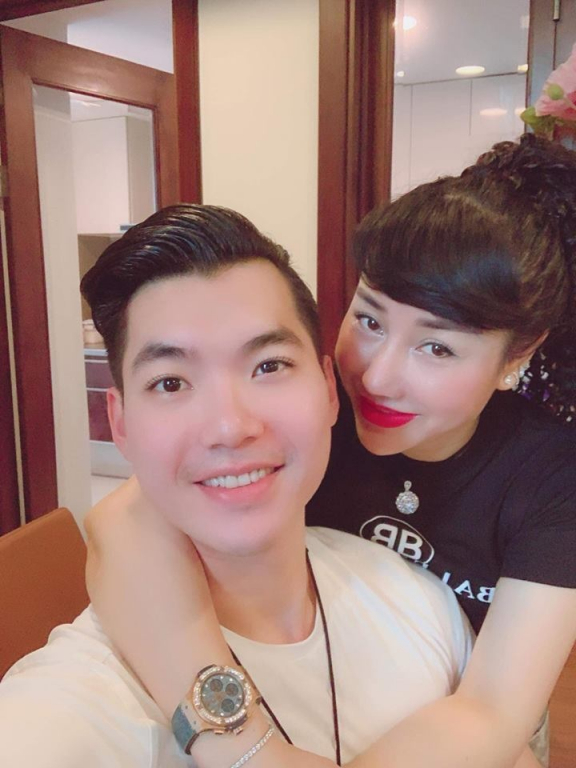 Trương Nam Thành kỷ niệm 1 năm ngày cưới với bà xã doanh nhân Thu Huyền. Nam người mẫu nhắn nhủ bà xã: 