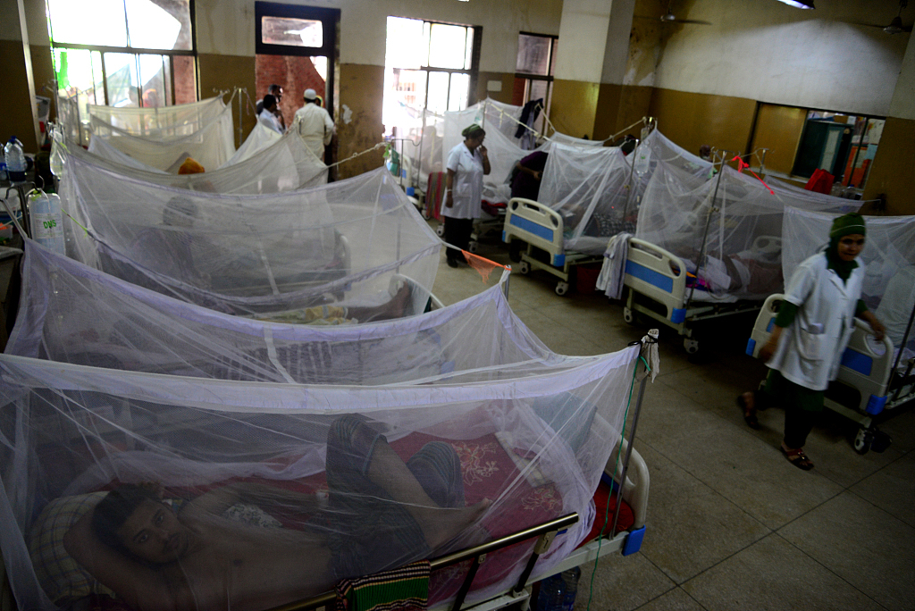 Các bệnh nhân bị sốt xuất huyết đang điều trị tại Bangladesh.