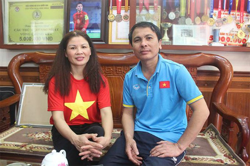 Bố mẹ cầu thủ Quang Hải cổ vũ hết mình cho con trai và đội tuyển Việt Nam. (Ảnh: Quang Chiến/VNE).