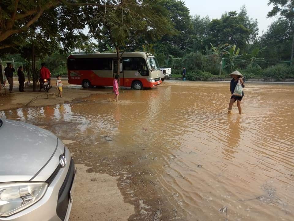 Các phương tiện và người dân đi lại khó khăn do sự cố rò rỉ đường ống dẫn nước Sông Đà. (Ảnh: FB).