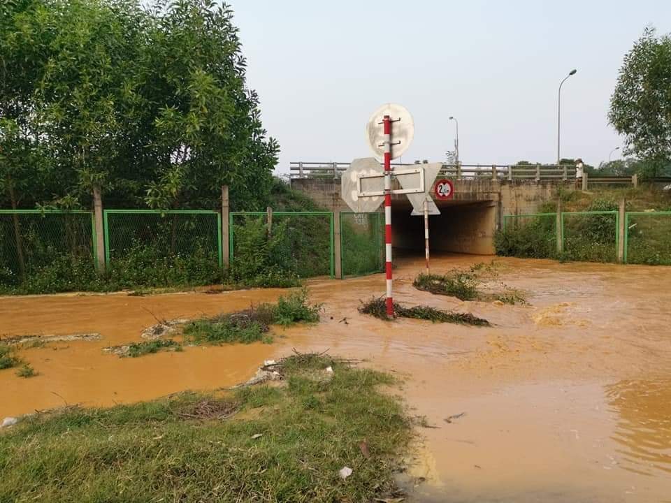 Đường ống nước Sông Đà rò rỉ khiến nước tràn ra Đại lộ Thăng Long. (Ảnh: FB).