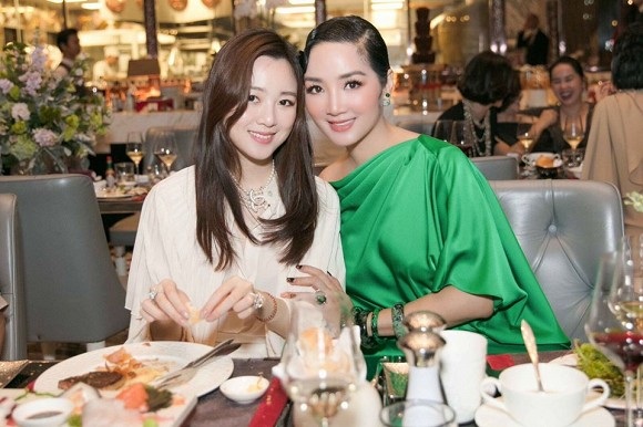 Con gái Anh Sa gây chú ý khi xuất hiện trong tiệc sinh nhật của Hoa hậu Đền Hùng Giáng My. 