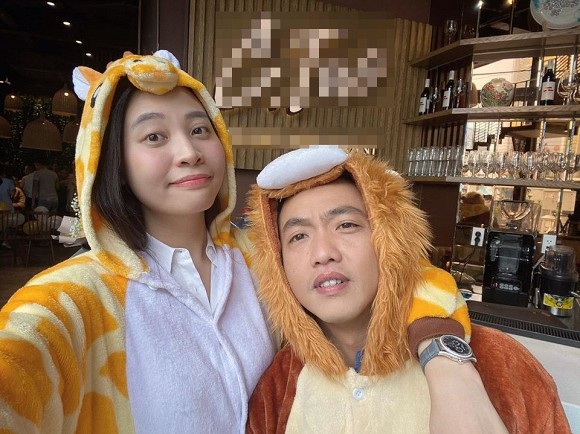 Cường Đô la và Đàm Thu Trang cùng mặc đồ nhí nhảnh đón sinh nhật sớm. 