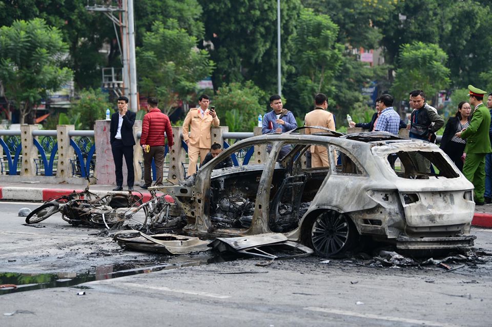 Hiện trường vụ tai nạn nữ tài xế điều khiển xe Mercedes bốc cháy sau khi đâm chết người ở ngã tư Lê Văn Lương-Nguyễn Ngọc Vũ.