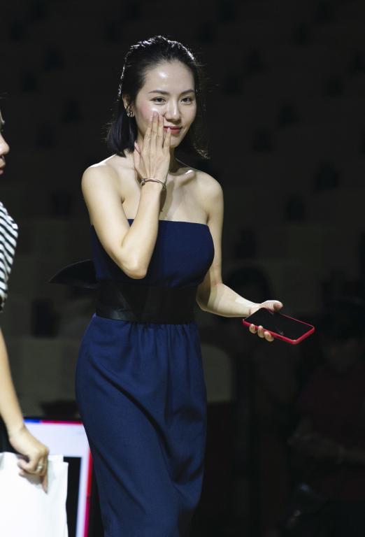 Xuất hiện trong buổi tổng duyệt chương trình ca nhạc, Phương Linh gây chú ý với sắc vóc trẻ trung, rạng rỡ ở tuổi 35. 