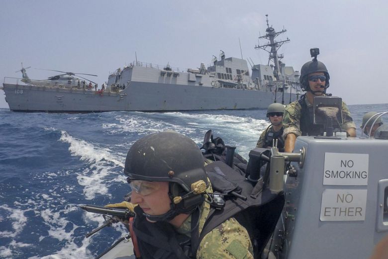 Các binh sĩ hải quân Mỹ lái một chiếc thuyền bơm hơi thân cứng (RHIB) gần tàu khu trục tên lửa dẫn đường lớp Arleigh Burke USS Wayne E. Meyer's (DDG 108) hôm 15/9/2019.
