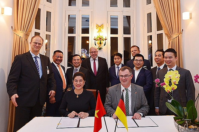 Tập đoàn Aone Deutschland AG (Đức) và Công ty cổ phần nước AquaOne (Việt Nam) ký kết Biên bản ghi nhớ hợp tác về việc tối ưu hoá và vận hành các nhà máy nước của Tập đoàn Aone Deutschland AG (Đức) với giá trị 100 triệu USD tối 25/3/2019. (Nguồn: cpv.org.vn)