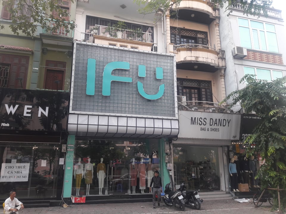 Cửa hàng thời trang IFU trên đường Trần Đăng Ninh (Cầu Giấy, Hà Nội) đóng cửa nhiều ngày nay.