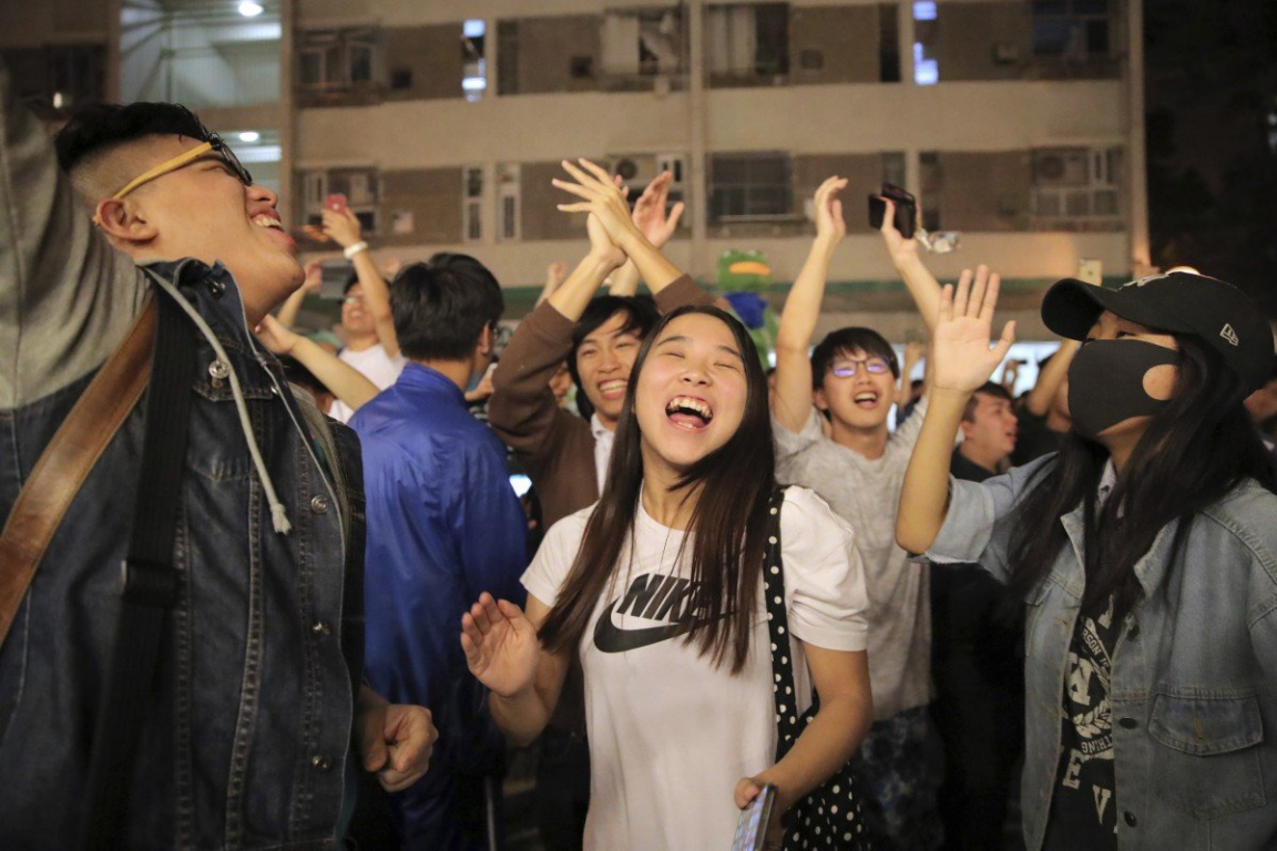 Người biểu tình Hong Kong ăn mừng chiến thắng vang dội của phe dân chủ trong cuộc bầu cử cấp quận ngày 24/11.