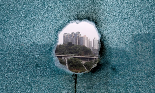 Một sửa sổ bị vỡ ở Đại học Bách Khoa Hong Kong.