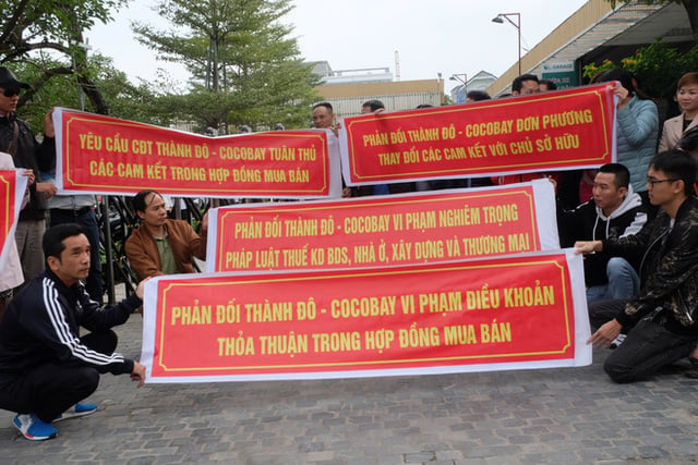 Đông đảo người dân là khách hàng Cocobay Đà Nẵng kéo lên trụ sở Công ty CP đầu tư phát triển và xây dựng Thành Đô (Empire Group) để phản đối. (Ảnh: Báo Dân Sinh).