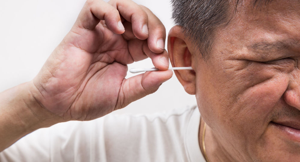 Dùng tăm bông ngoáy tai có thể gây nhiều mối nguy hiểm.