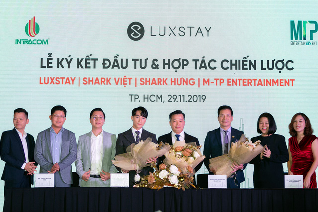 Hình ảnh ca sĩ Sơn Tùng M-TP cùng các Shark ký kết hợp tác đầu tư Luxstay. (Intracom.com.vn).