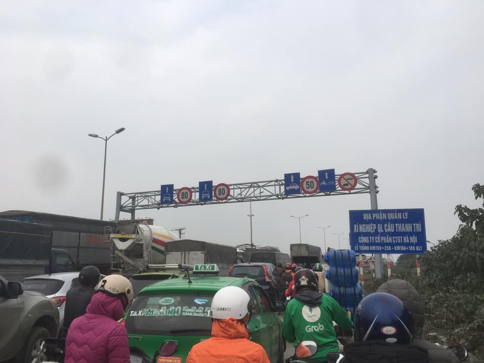 Vụ va chạm khiến giao thông qua cầu Thanh Trì ùn tắc hơn 10km. (Ảnh: FB).