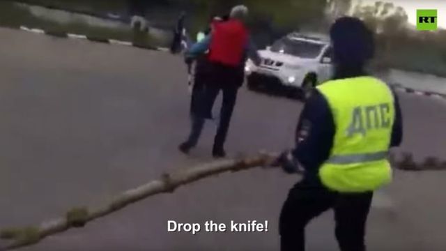 Video cảnh sát Nga dùng cành cây hạ gục nghi phạm cầm dao