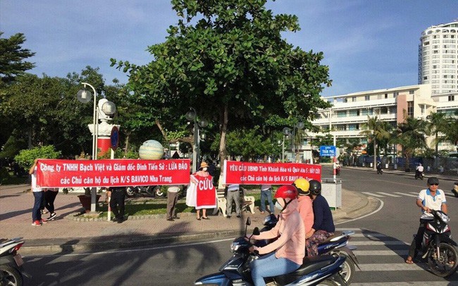Dân căng băng rôn tố chủ đầu tư khách sạn Bavico Nha Trang lừa đảo. (Ảnh: IT).