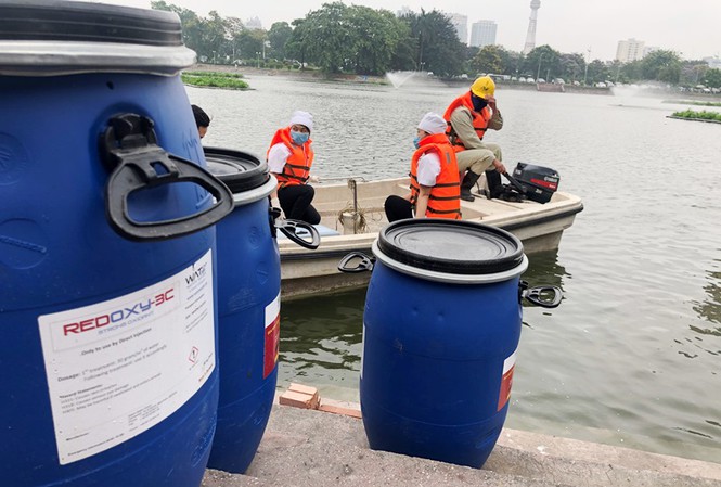 Chế phẩm Redoxy-3C được sử dụng để làm sạch các hồ tại Hà Nội.