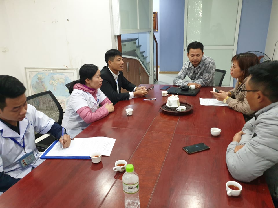 Tổ công tác của phường Xuân Phương kiểm tra giấy phép kinh doanh của cơ sở.