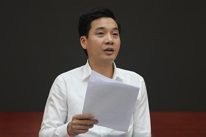 Giám đốc Sở Tài chính Hà Nội Nguyễn Việt Hà phát biểu về giá nước Sông Đuống tại buổi giao ban báo chí hôm 12/11. (Ảnh: IT).